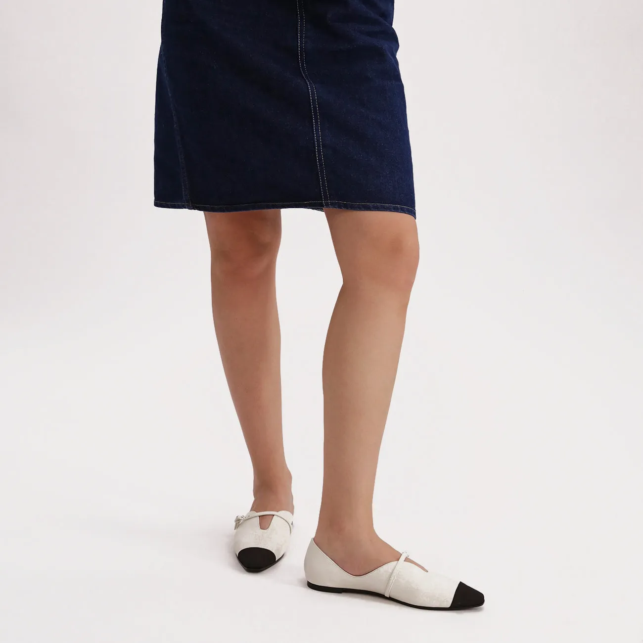 Beracamy V-Slit Mary Jane Flat  - White / Black